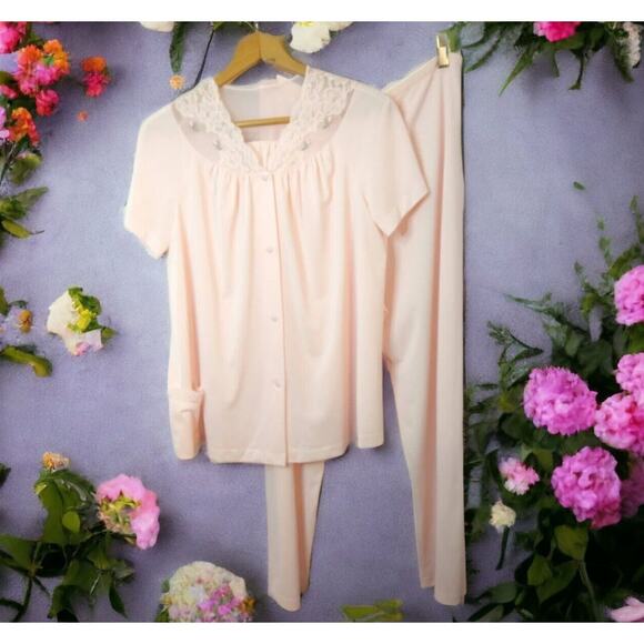 Women’s ShadowLine 2-Piece Nylon Pajama Set Light Pink Size 34 Short Sleeve - Picture 1 of 9